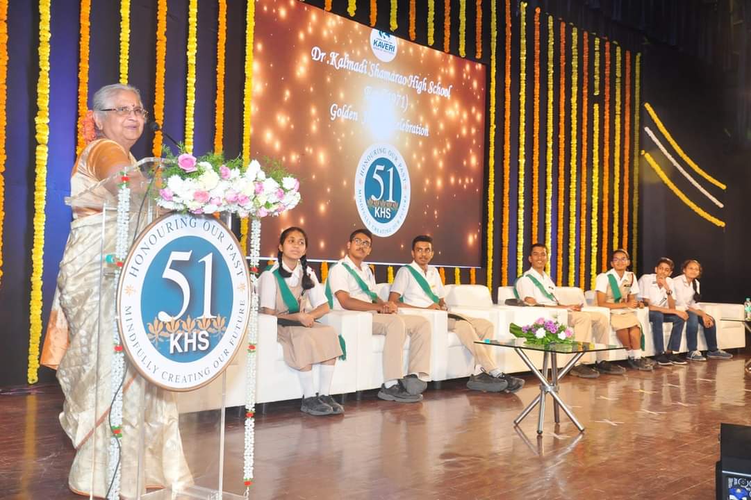 Image of Sudha Murty with students.